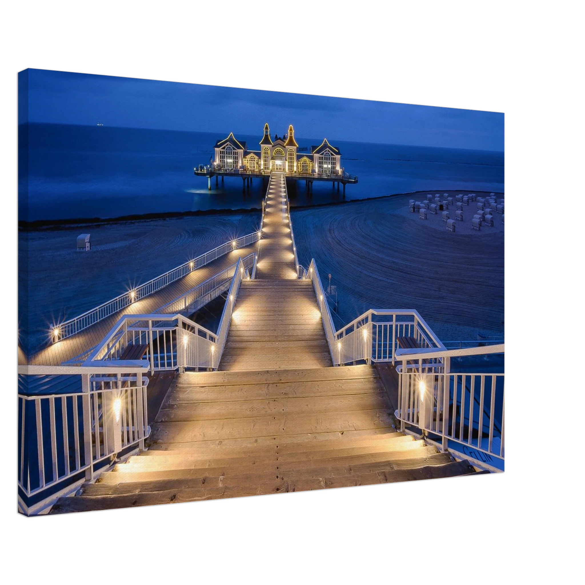 Die Seebrücke Sellin auf Rügen erstrahlt in der blauen Stunde. Das warme Licht und die elegante Architektur schaffen eine einzigartige Atmosphäre voller Ruhe und maritimer Schönheit.