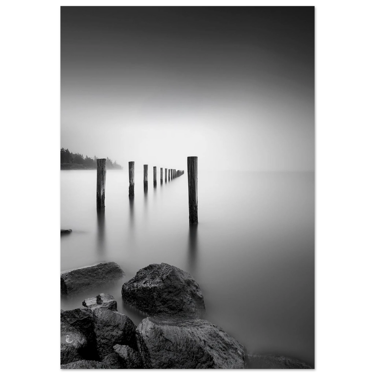 `Schwarzweiß Fine Art Poster "Stille am See im Nebel" – verwitterte Holzpfähle im Seenebel, Premium Mattepapier, Christina Bauer Photos`