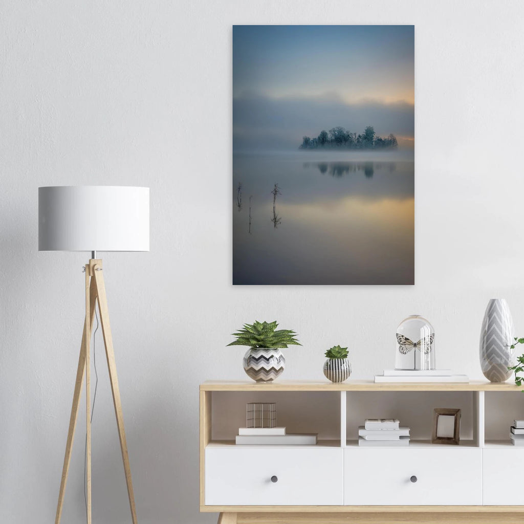fVertikales Staffelsee Poster mit nebelverhüllter Bauminsel, ruhiger Wasserspiegelung und sanftem Sonnenaufgang in Oberbayern.