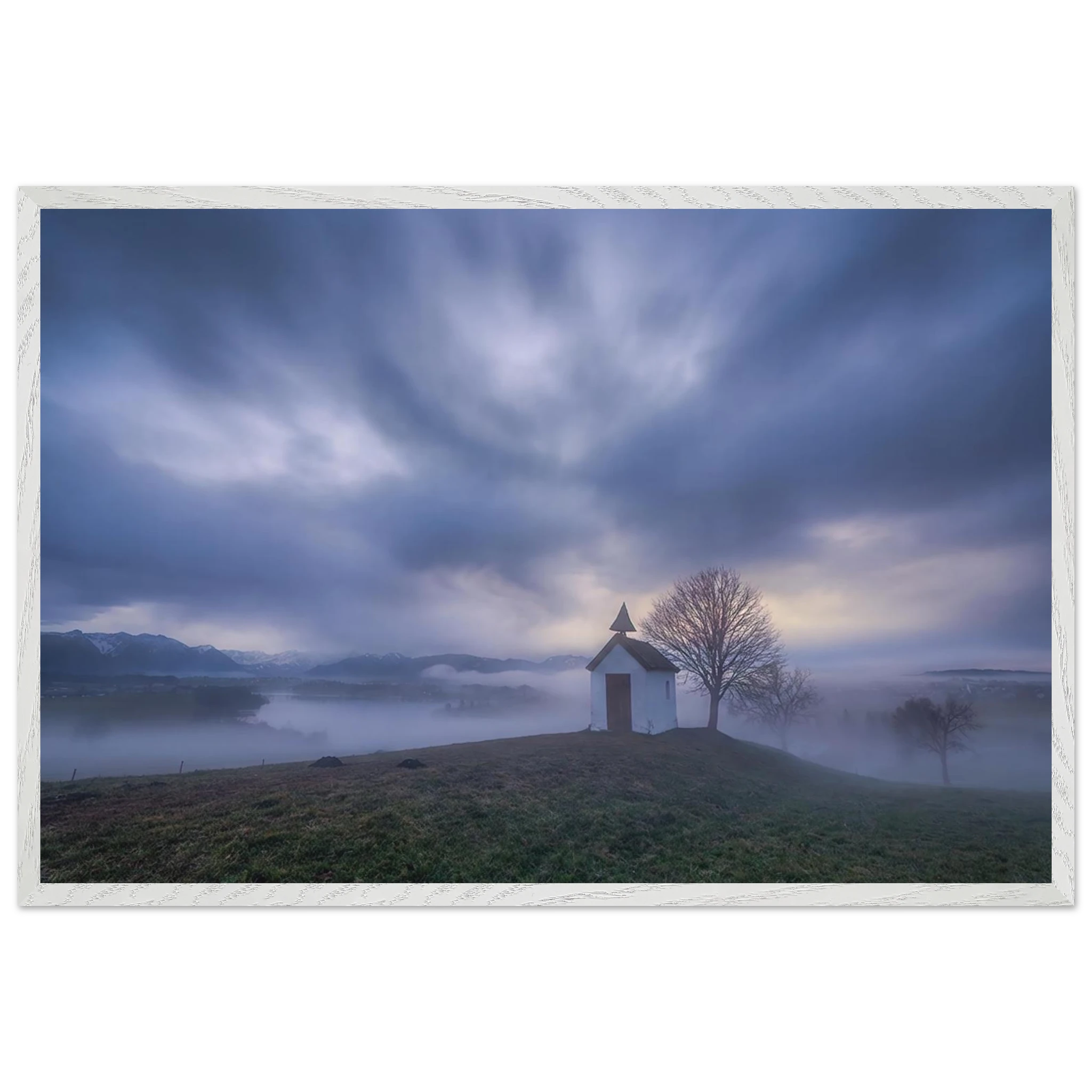 gerahmtes Poster mit weißem Holzrahmen, Mesnerhauskapelle in Aidling im Morgennebel