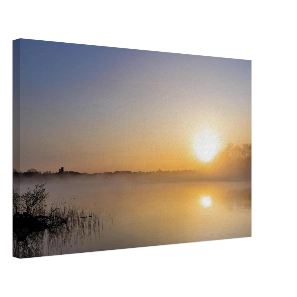 Goldener Sonnenaufgang am Staffelsee in Oberbayern mit dichtem Morgennebel, ruhiger Wasseroberfläche und leuchtender Spiegelung der Sonne.