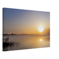 Goldener Sonnenaufgang am Staffelsee in Oberbayern mit dichtem Morgennebel, ruhiger Wasseroberfläche und leuchtender Spiegelung der Sonne.