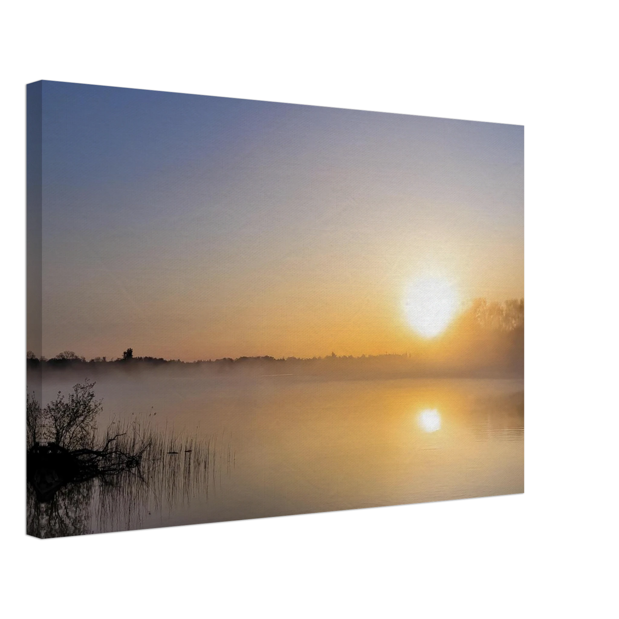 Goldener Sonnenaufgang am Staffelsee in Oberbayern mit dichtem Morgennebel, ruhiger Wasseroberfläche und leuchtender Spiegelung der Sonne.
