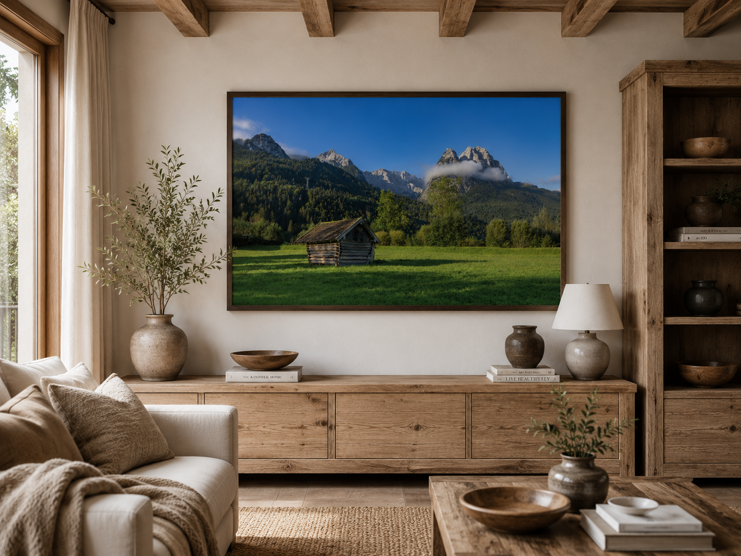 Gerahmtes Landschaftsposter im Format 60x90 cm mit dunklem braunem Holzrahmen. Das Motiv zeigt eine kleine Holzhütte auf einer grünen Wiese vor einer imposanten Bergkulisse in Garmisch-Partenkirchen, unter tiefblauem Himmel und sanften Wolken – eine natürliche Szene voller Ruhe, Weite und alpiner Atmosphäre.